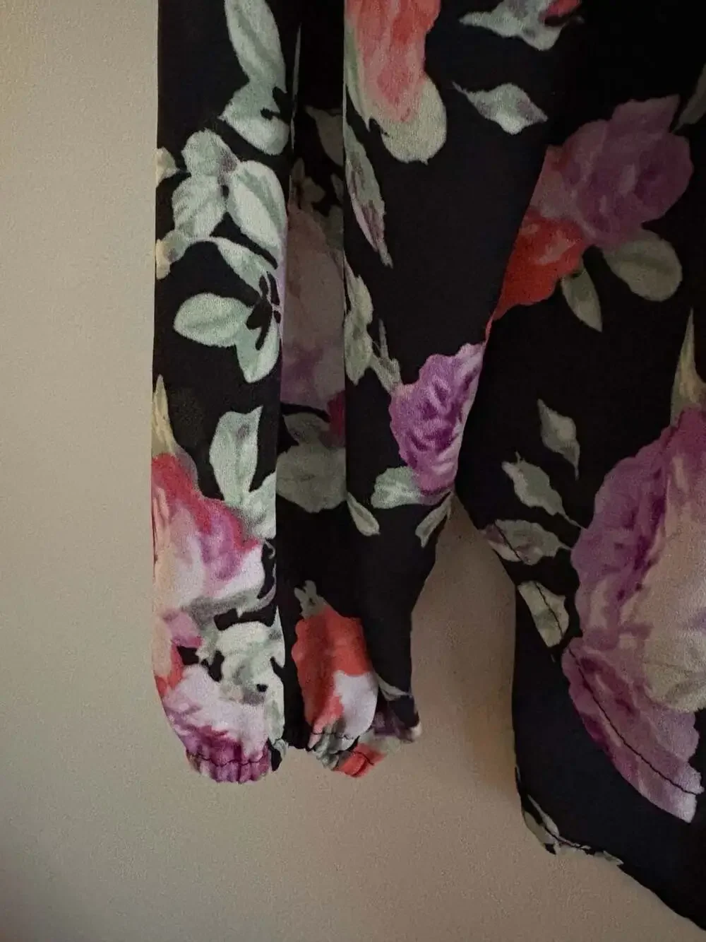 Decree Women's Black Multi Floral V-Neck Long Sleeve Chiffon Blouse Size Medium - Picture 3 of 4